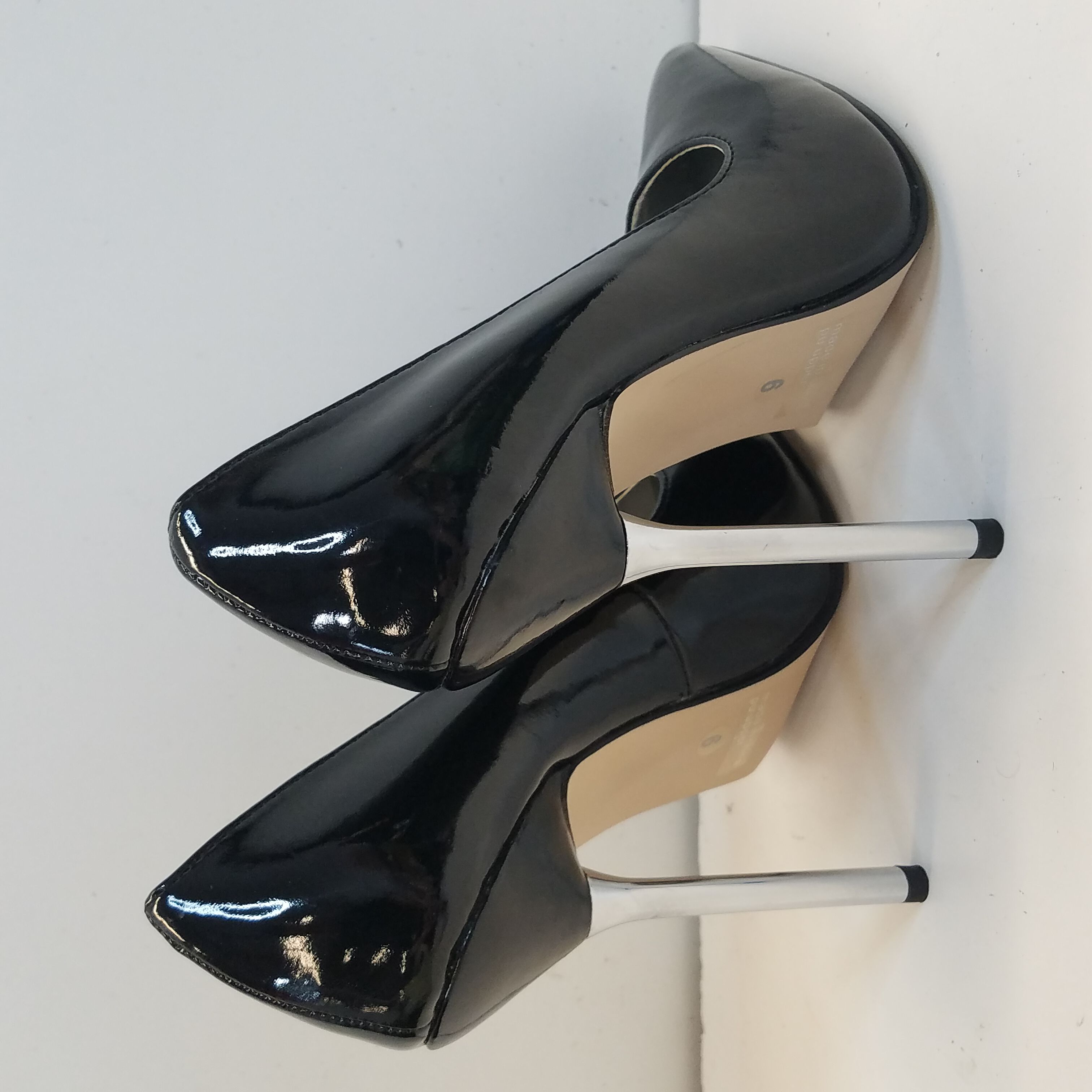 Pair of silver heels in original vintage box. Inscriptio… | Drouot.com