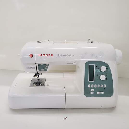 Singer Modern Quilter Sewing Machine 8500Q w/Pedal, Manual, Power image number 3