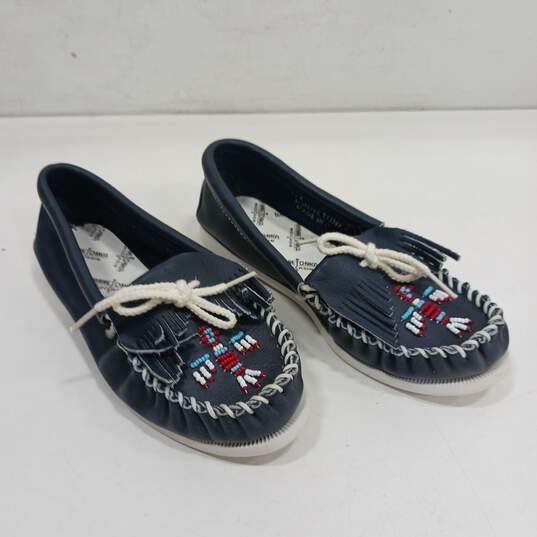 Women's Navy Minnetonka Shoes Size 5 image number 1
