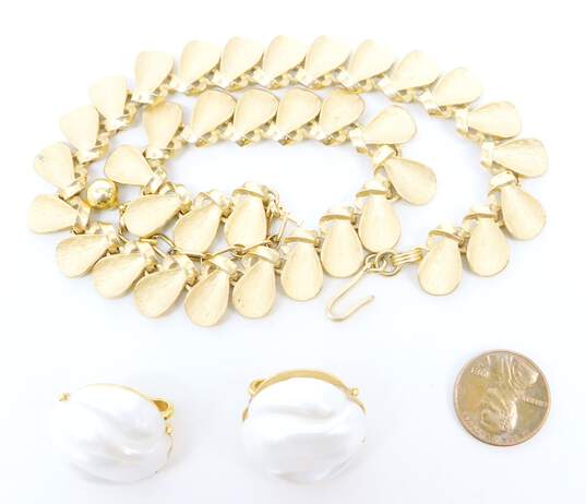Vintage Crown Trifari Brushed Gold Tone Necklace & Faux Pearl Earrings 67.5g image number 6