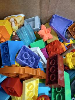 10lbs of Assorted Duplo Building Bricks & Pieces Bundle alternative image