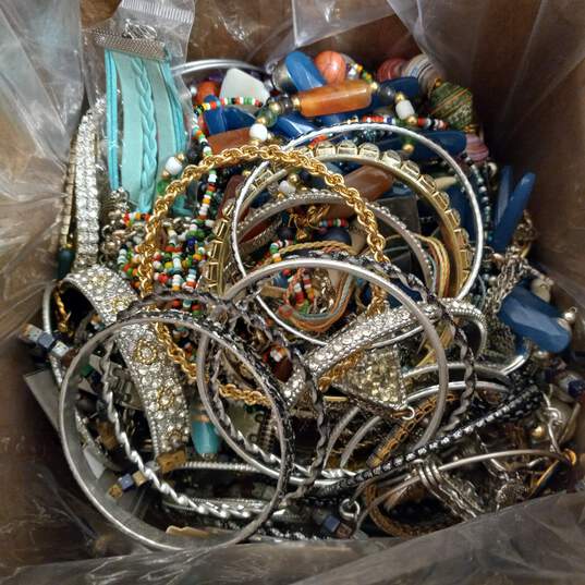 7.2 Pound Bundle of Assorted Costume Jewelry image number 2