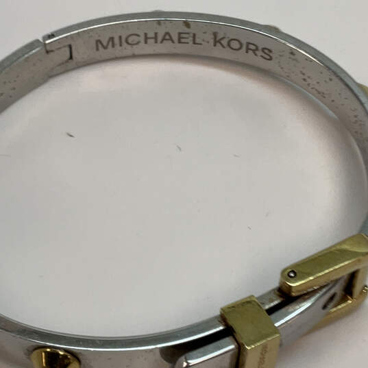 Designer Michael Kors Two-Tone Hinged Buckle Round Shape Bangle Bracelet image number 4