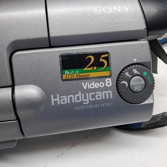 Sony Handycam Video 8 CCD-TRV21 NTSC Bundle with Bag and Accessories image number 10