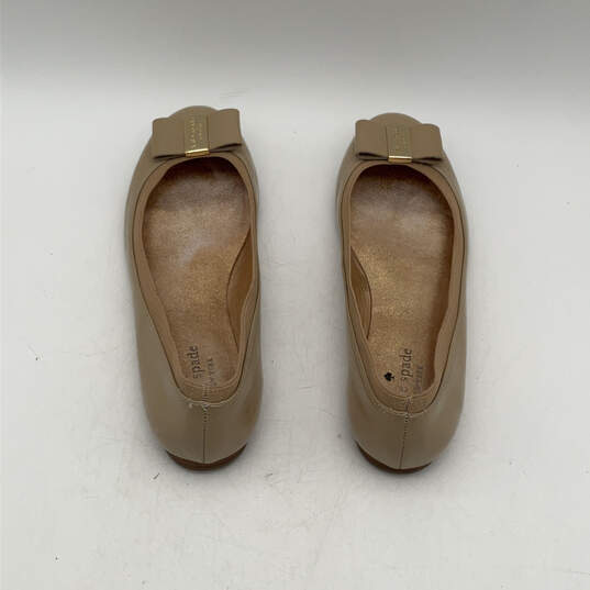 Womens Beige Leather Almond Toe Slip On Classic Ballet Flats Size 7.5 image number 4