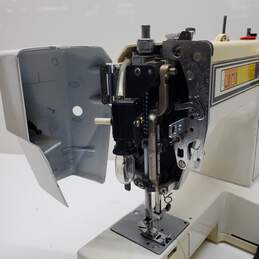 White Sewing Machine Model 1505 alternative image