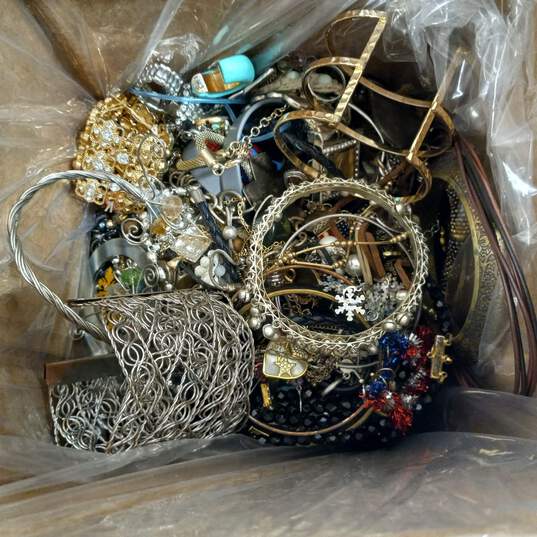 7.2 Pound Bundle of Assorted Costume Jewelry image number 2