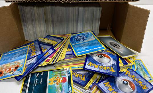 Assorted Pokémon TCG Common, Uncommon and Rare Trading Cards (600 Plus Cards) image number 2