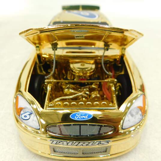 NASCAR 2001 Team Caliber Mark Martin Pfizer Owners Gold 1:24 Limited Edition image number 6