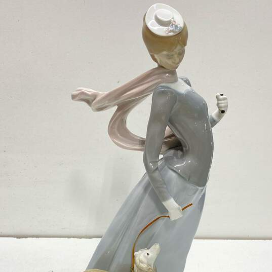 Lladro "lady with Shaw" 15 inch Tall Figure /Ceramic Sculpture Hand Made Spain image number 2