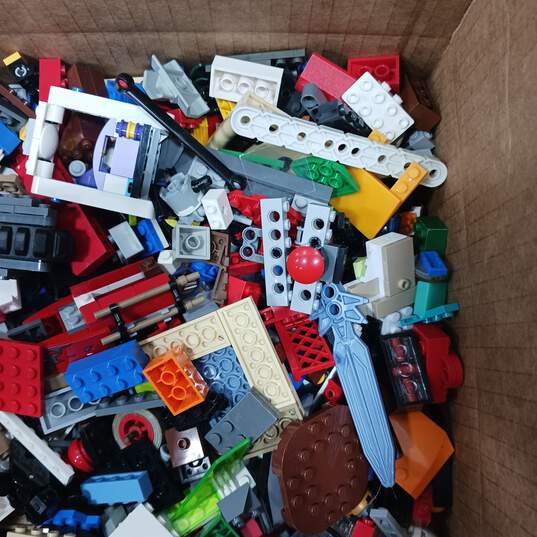 9.9lb Bundle of Assorted Lego Building Bricks and Pieces image number 3