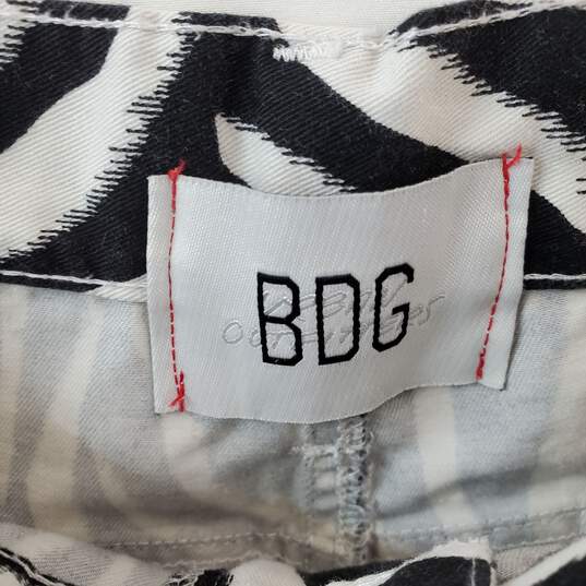 BDG Black & White Zebra Patterned Cotton Straight Leg Pant WM Size 28 image number 3