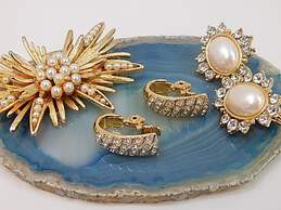 VTG Lisner & Monet Goldtone Rhinestone Faux Pearl Clip Earrings & Flower Brooch alternative image
