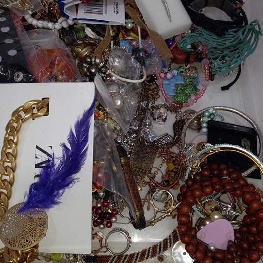 Bundle of Assorted Costume Jewelry image number 2