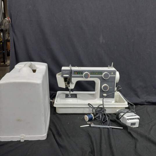 Janome Home Sewing Machine w/Case and Accessories image number 1