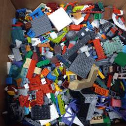 8lb Bundle of Assorted Lego Building Blocks and Bricks