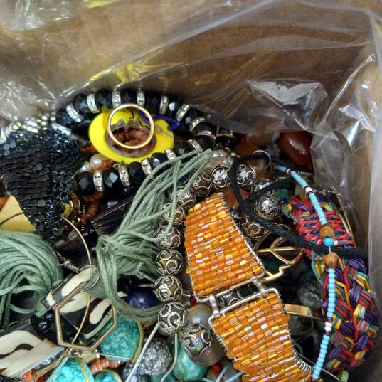 6.45 Pound Bundle of Assorted Costume Jewelry image number 4