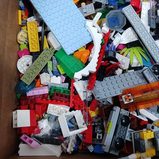 8.5 Pounds of Assorted Lego Bricks, Pieces and Parts image number 4