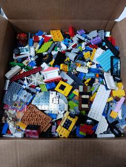 9 lbs of Assorted Lego Pieces