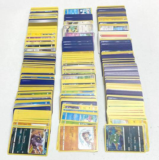 Assorted Pokémon TCG Common, Uncommon and Rare Trading Cards (600 Plus Cards) image number 1