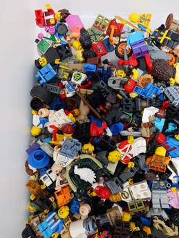 1.5lbs Lot of Assorted Lego Minifigures Pieces alternative image