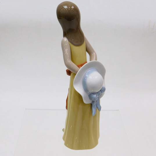 Lladro 5006 Naughty Girl with Straw Hat Porcelain Figurine image number 3
