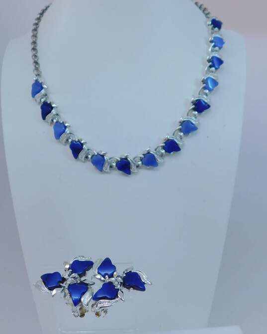 Vintage Unsigned Possible Coro Or Lisner Silver Tone Blue Lucite Leaves Necklace & Clip Earrings Set 57.6g image number 2