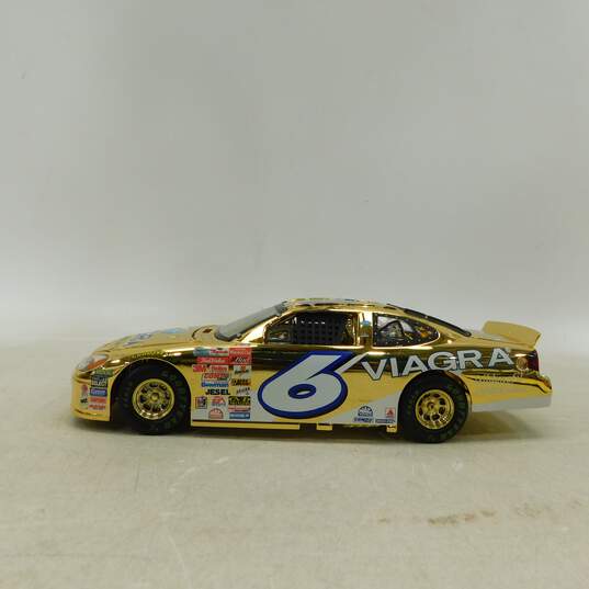 NASCAR 2001 Team Caliber Mark Martin Pfizer Owners Gold 1:24 Limited Edition image number 2