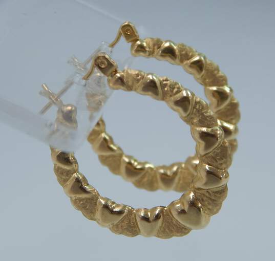 14K Yellow Gold Etched Heart Hoop Earrings 1.9g image number 3