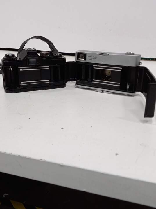 3pc Bundle of Assorted Vintage Film Cameras W/ Camera Flash image number 4
