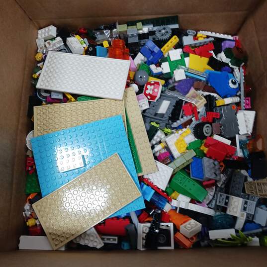 8.5 Pounds of Assorted Lego Bricks, Pieces and Parts image number 1