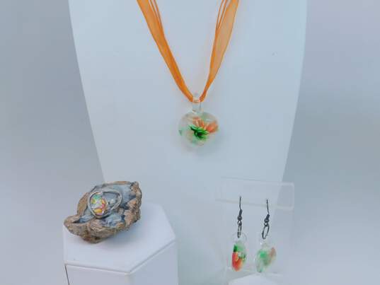Artisan Silvertone Floral Dichroic Art Glass Pendant Orange Ribbon Necklace Matching Drop Earrings & Band Ring 40.8g image number 10