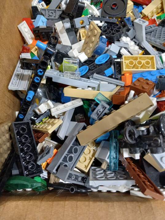 9.5lb Bulk of Assorted Lego Bricks, Pieces and Blocks image number 5