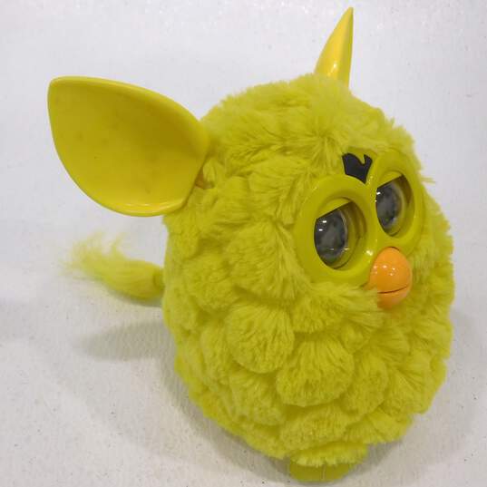 2005 Hasbro Emototronic Tan Pink Belly Furby w/ 1st Gen Yellow Sprite Furby image number 6