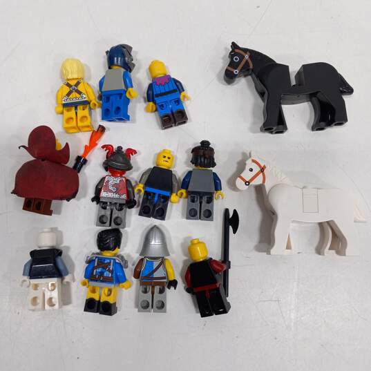 Bundle of 11 Lego Knight & 2 Horse Minifigures image number 2