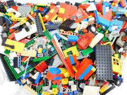 5.6 LBS Assorted VNTG LEGO Bulk Box alternative image