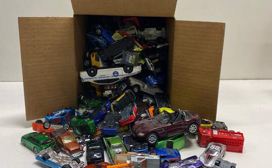 Lot of Assorted Die Cast Toy Cars image number 2