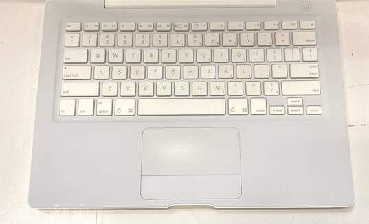 Apple MacBook (A1181) White 13.3" (No Hard Drive) image number 3