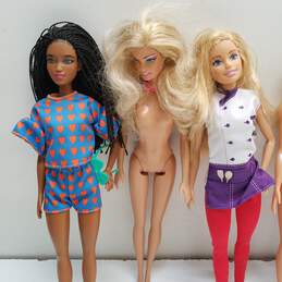 Bundle of 6 Assorted Barbie Dolls alternative image