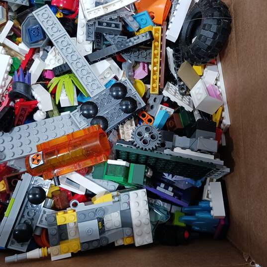 8.5 Pounds of Assorted Lego Bricks, Pieces and Parts image number 5