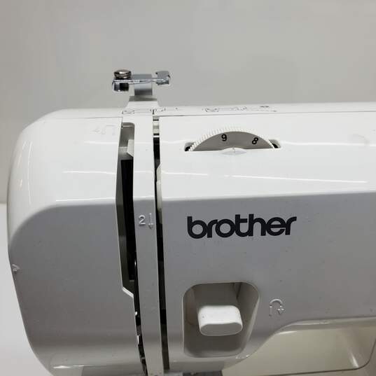 Brother Sewing and Mending Machine Model LX2500 image number 3