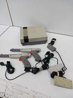 Nintendo Entertainment System Video Game Console w/Controller, Zappers and Cable alternative image