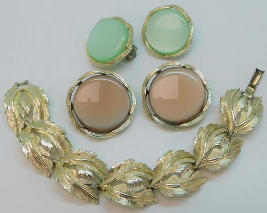 Vintage Lisner Gold Tone Ethereal Bracelet w/Brown & Green Lucite Clip Earrings 92.5g image number 1