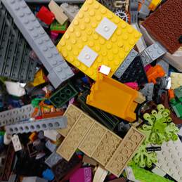 9lbs Lot of Assorted Building Toy Bricks & Blocks alternative image