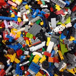 9.5lbs Lot of Assorted Lego Building Toy Pieces alternative image