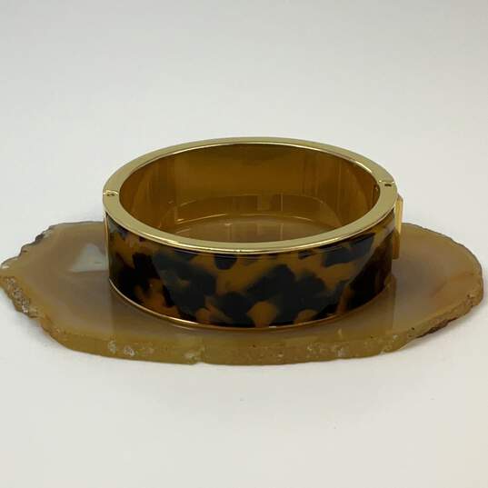 Designer J. Crew Gold Tone Faux Tortoise Shell Lucite Hinged Bangle Bracelet image number 1