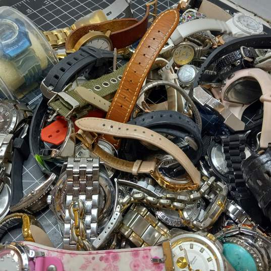 8.3lbs Bundle of Assorted Wristwatches image number 5