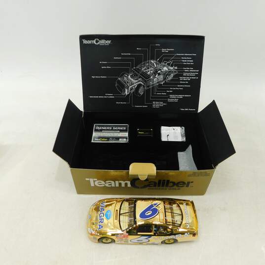 NASCAR 2001 Team Caliber Mark Martin Pfizer Owners Gold 1:24 Limited Edition image number 1