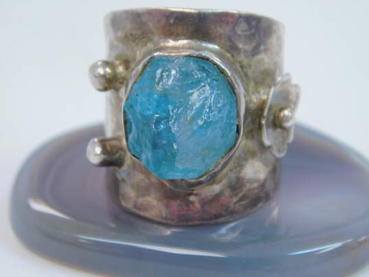 Artisan India 925 Raw Aquamarine Flower & Dotted Accents Hammered Wide Unique Band Ring 8.8g image number 1