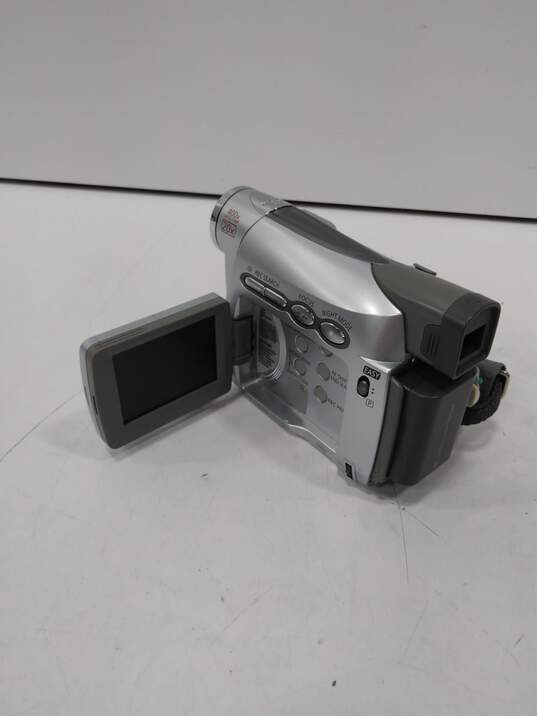 Canon ZR100 A Camcorder w/Case image number 4